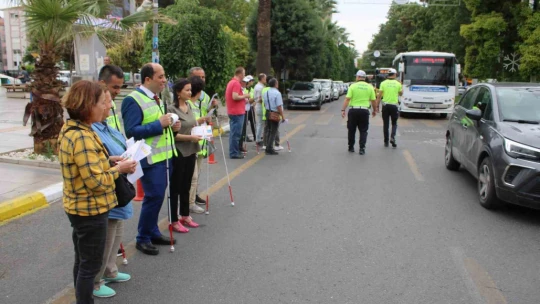 Aydın'da görme engelliler 'geçiş üstünlüğüne' dikkat çekti