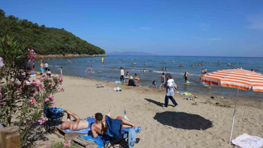 Aydın'da halk denize akın etti