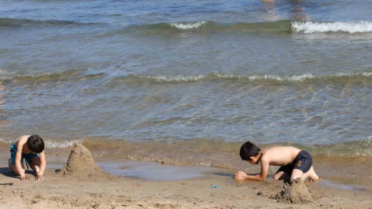 Aydın'da halk denize akın etti
