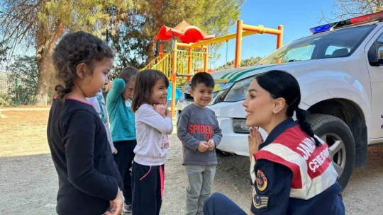 Aydın'da jandarma ekipleri miniklere hayvan sevgisi aşıladı