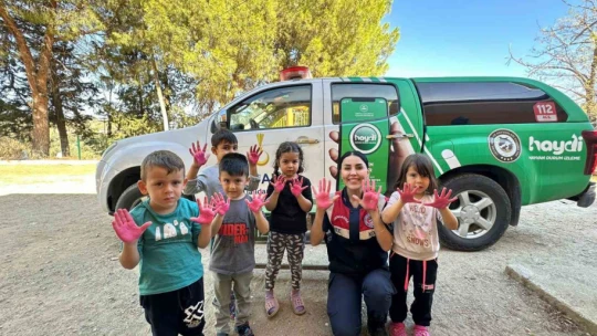Aydın'da jandarma ekipleri miniklere hayvan sevgisi aşıladı