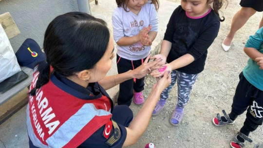 Aydın'da jandarma ekipleri miniklere hayvan sevgisi aşıladı