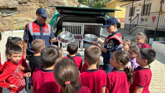 Aydın'da jandarma ekipleri öğrencileri bilgilendirdi