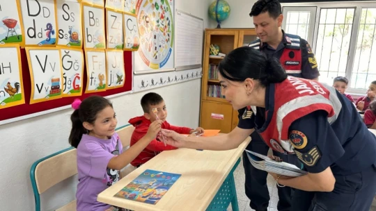 Aydın'da jandarma ekipleri öğrencileri bilgilendirdi