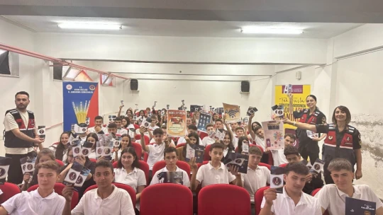 Aydın'da jandarma ekipleri öğrencileri bilgilendirdi