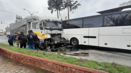Aydın'da kamyon ve tır çarpıştı: 1 yaralı