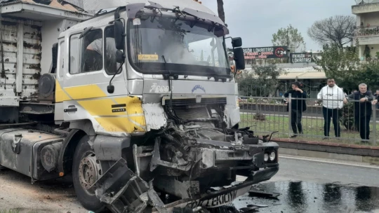 Aydın'da kamyon ve tır çarpıştı: 1 yaralı