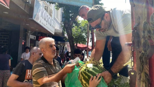 Aydın'da karpuz hayrına vatandaşlar yoğun ilgi gösterdi