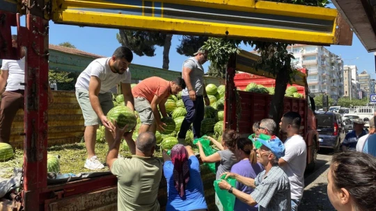 Aydın'da karpuz hayrına vatandaşlar yoğun ilgi gösterdi
