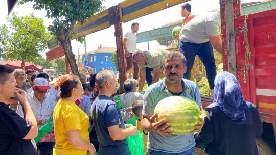 Aydın'da karpuz hayrına vatandaşlar yoğun ilgi gösterdi