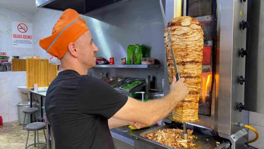 Aydın'da kavurucu sıcakta döner ustalarının zorlu mesaisi