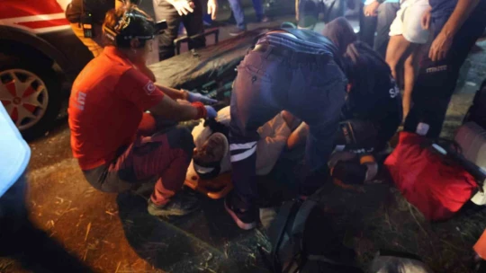Aydın'da kontrolden çıkan yolcu otobüsü yan yattı: 1 ölü, 10 yaralı