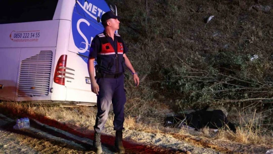 Aydın'da kontrolden çıkan yolcu otobüsü yan yattı: 1 ölü, 10 yaralı