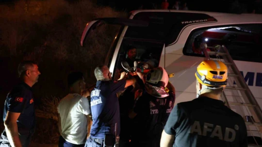 Aydın'da kontrolden çıkan yolcu otobüsü yan yattı: 1 ölü, 10 yaralı
