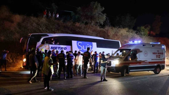 Aydın'da kontrolden çıkan yolcu otobüsü yan yattı: 1 ölü, 10 yaralı
