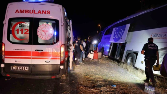 Aydın'da kontrolden çıkan yolcu otobüsü yan yattı: 1 ölü, 10 yaralı