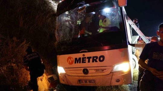 Aydın'da kontrolden çıkan yolcu otobüsü yan yattı: 1 ölü, 10 yaralı