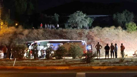 Aydın'da kontrolden çıkan yolcu otobüsü yan yattı: 1 ölü, 10 yaralı