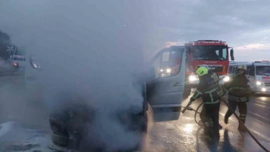 Aydın'da minibüs alevlere teslim oldu