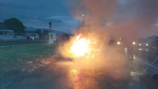 Aydın'da minibüs alevlere teslim oldu