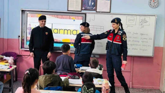 Aydın'da minik öğrencilere 'j' harfini jandarma öğretti