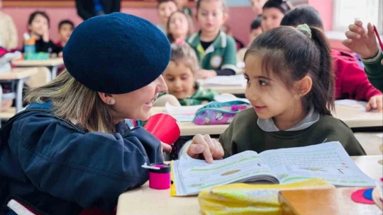 Aydın'da minik öğrencilere 'j' harfini jandarma öğretti