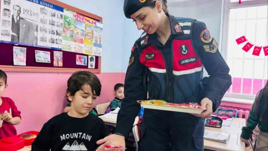 Aydın'da minik öğrencilere 'j' harfini jandarma öğretti