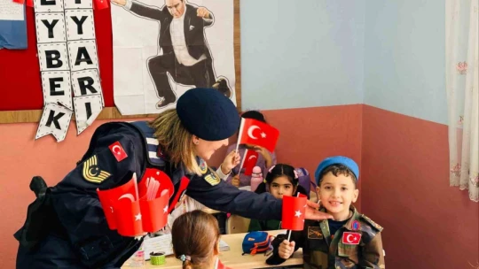 Aydın'da minik öğrencilere 'j' harfini jandarma öğretti