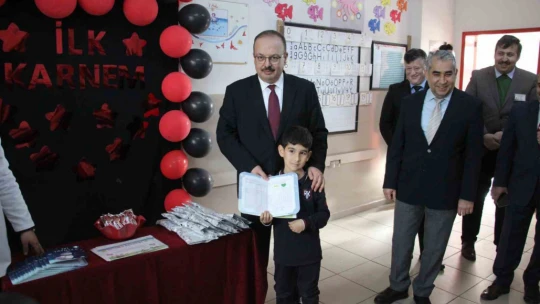Aydın'da öğrenciler mehteran gösterisi eşliğinde karne aldı