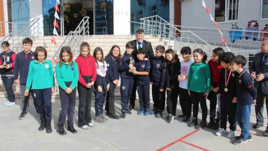 Aydın'da öğrenciler mehteran gösterisi eşliğinde karne aldı