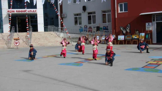 Aydın'da öğrenciler mehteran gösterisi eşliğinde karne aldı