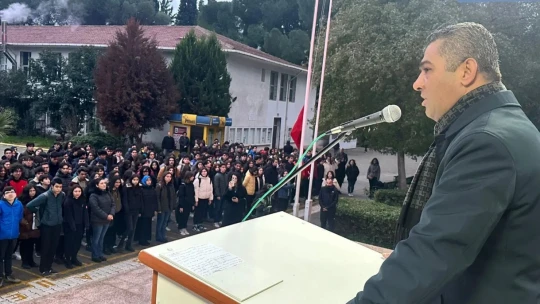 Aydın'da öğretmen ve öğrenciler şehitler için saygı duruşunda bulundu