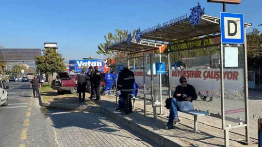 Aydın'da otomobil durağa daldı: 3 yaralı