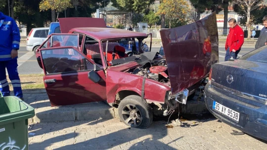 Aydın'da otomobil durağa daldı: 3 yaralı