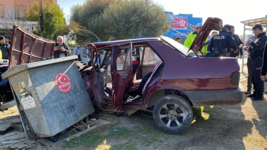 Aydın'da otomobil durağa daldı: 3 yaralı