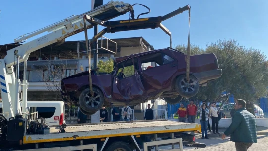 Aydın'da otomobil durağa daldı: 3 yaralı