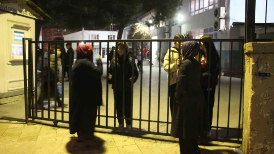 Aydın'da sabah namazından önce başlayan eğitime öğrenciler ve veliler isyan etti, okul görevlisi küfürler savurdu
