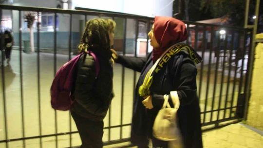 Aydın'da sabah namazından önce başlayan eğitime öğrenciler ve veliler isyan etti, okul görevlisi küfürler savurdu