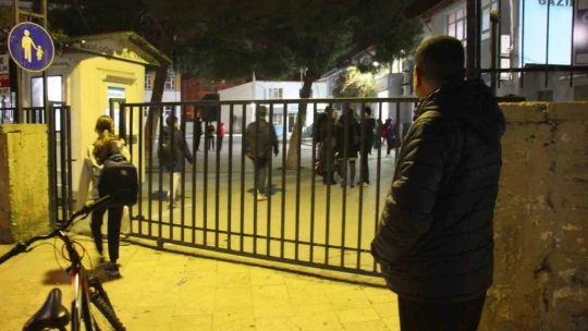 Aydın'da sabah namazından önce başlayan eğitime öğrenciler ve veliler isyan etti, okul görevlisi küfürler savurdu