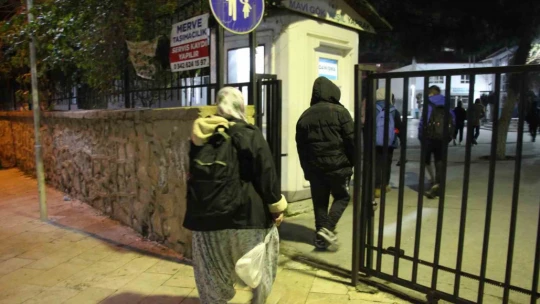 Aydın'da sabah namazından önce başlayan eğitime öğrenciler ve veliler isyan etti, okul görevlisi küfürler savurdu