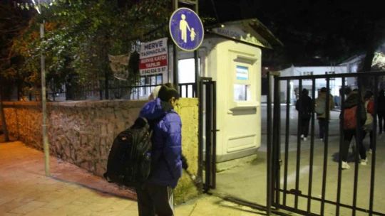 Aydın'da sabah namazından önce başlayan eğitime öğrenciler ve veliler isyan etti, okul görevlisi küfürler savurdu