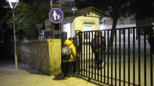 Aydın'da sabah namazından önce başlayan eğitime öğrenciler ve veliler isyan etti, okul görevlisi küfürler savurdu