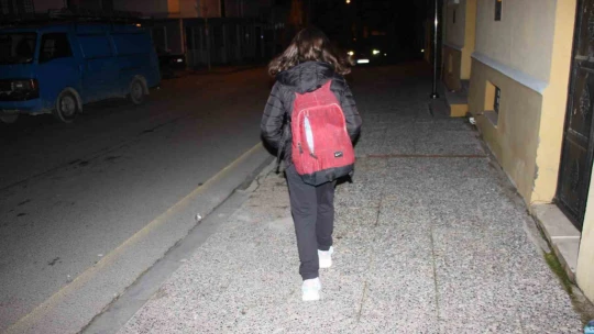 Aydın'da sabah namazından önce başlayan eğitime öğrenciler ve veliler isyan etti, okul görevlisi küfürler savurdu