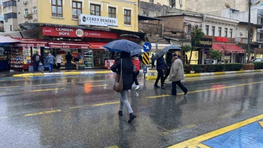Aydın'da sağanak yağış etkili oluyor