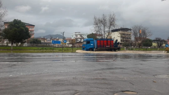Aydın'da sağanak yağış yol kapattı