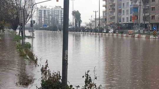 Aydın'da sağanak yağış yol kapattı