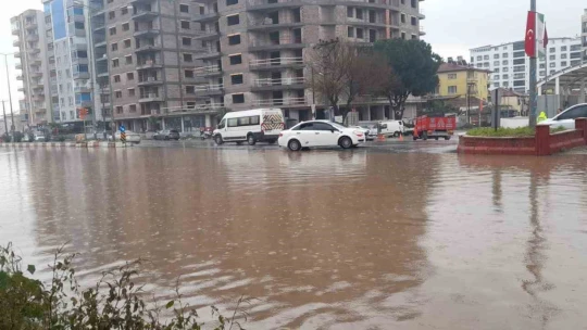 Aydın'da sağanak yağış yol kapattı
