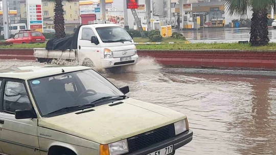 Aydın'da sağanak yağış yol kapattı