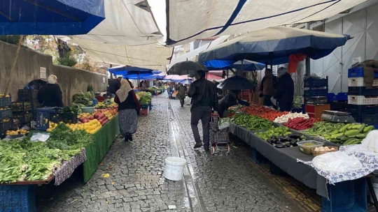 Aydın'da sağanak yağıştan, Salı Pazarı esnafı da etkilendi