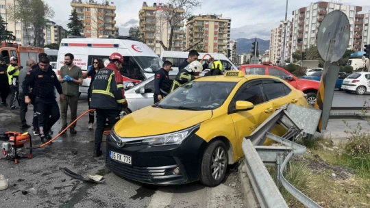 Aydın'da taksi ile otomobil çarpıştı: 2 yaralı
